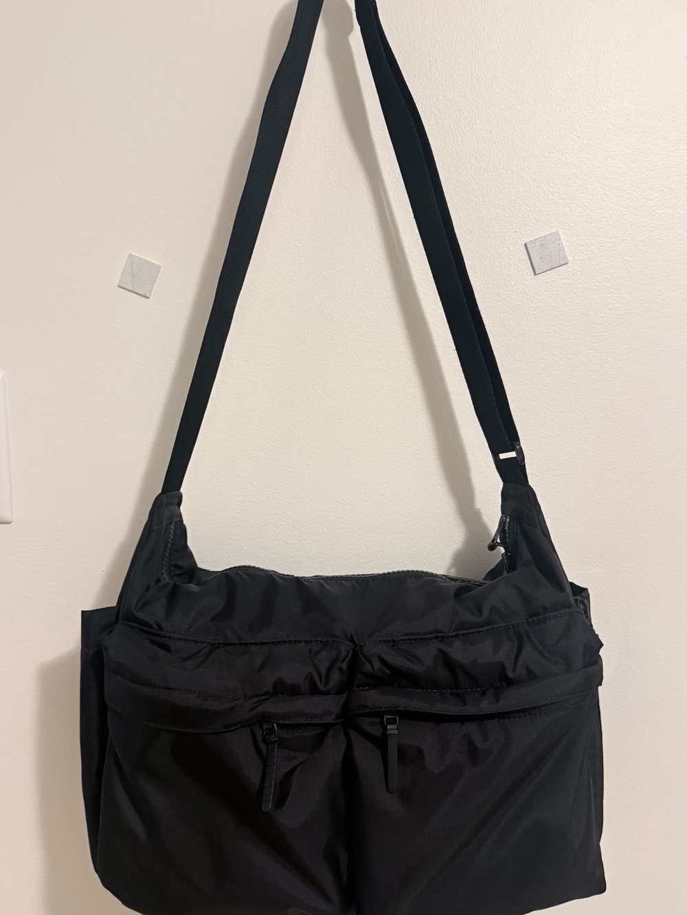 Multi pocket shoulder bag